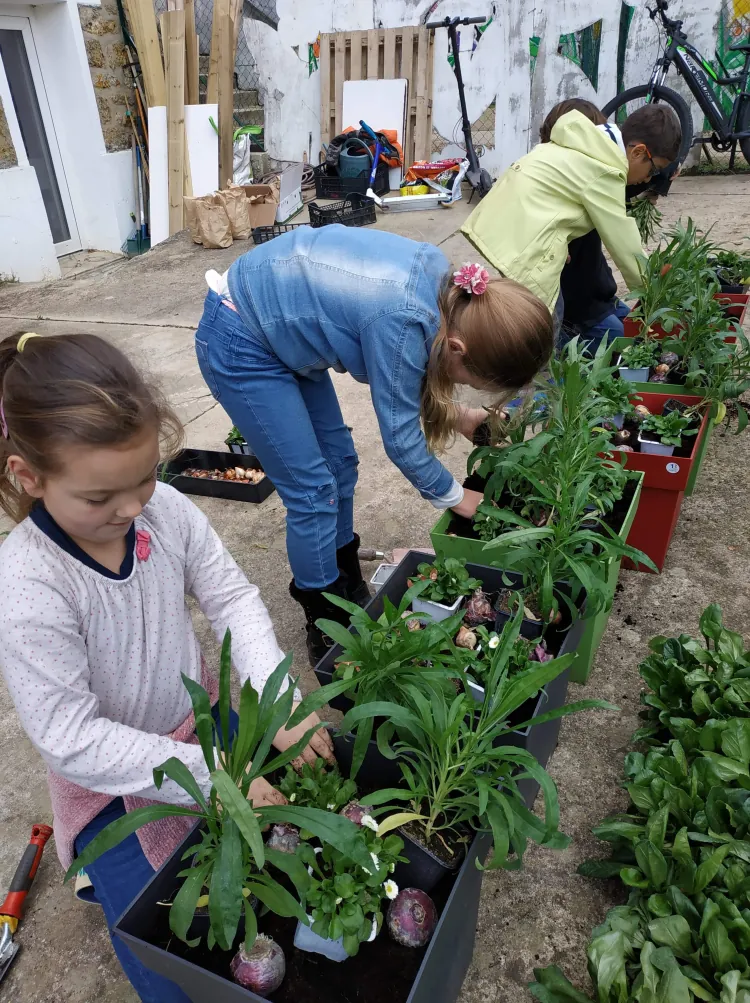 Élèves de l'école Montessori Athéna dans la nature